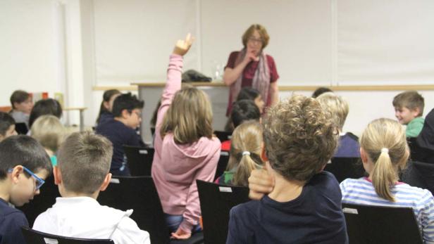Renate Welsh-Rabady bei ihrer Lesung, vor allem aber dem Gespräch mit den Kindern