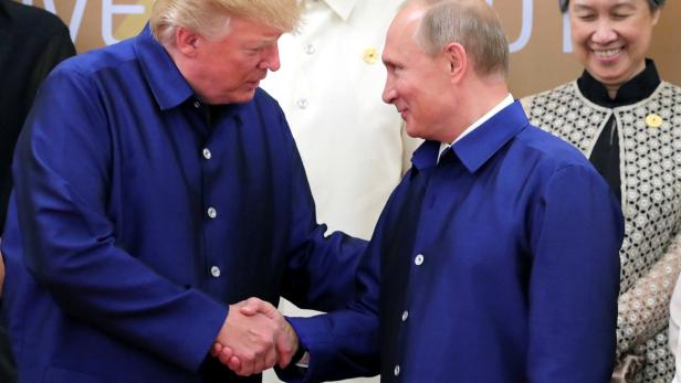 Kurzer Händedruck, mehr nicht: Trump und Putin