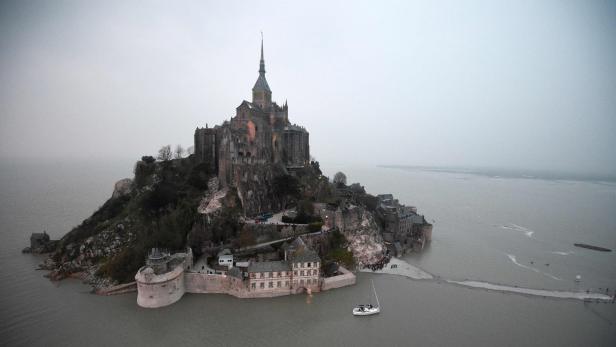 Eine Aufnahme von Mont-Saint-Michel bei Flut.