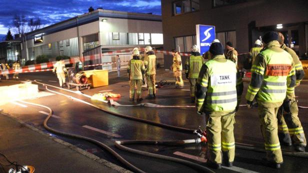 Feuerwehrleute sind bei einem Einsatz in der Nacht zu sehen.