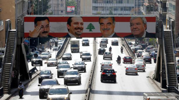 Poster von Politikern über einer Straße in Beirut