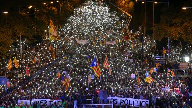 Demonstranten in Barcelona am Samstag