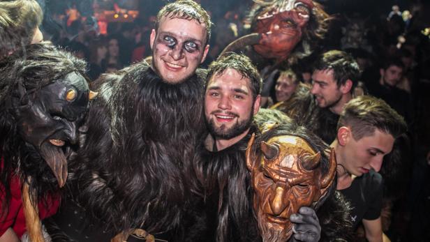 Eine Gruppe verkleideter Krampusse