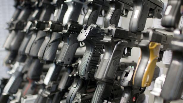 Waffenhändler dürfen bisher nur innerhalb ihrer Räumlichkeiten Pistolen bei sich tragen.