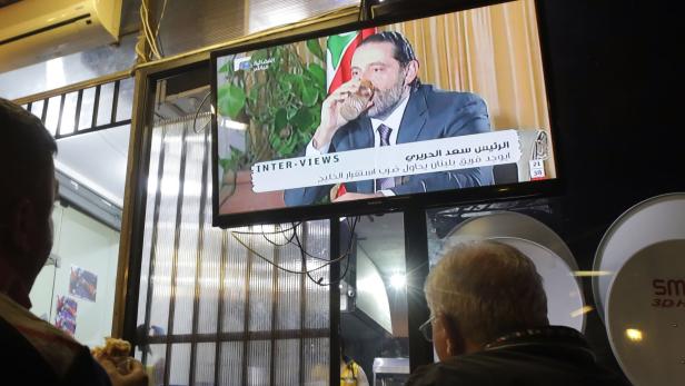 Libanesen verfolgen das TV-Interview Saad Hariris in Beirut