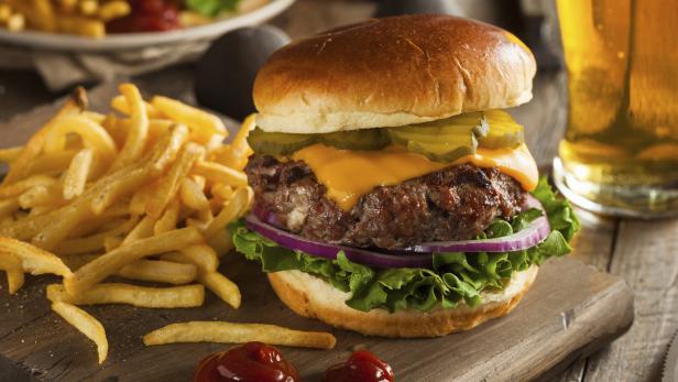 Zwei Burger statt Burger und Pommes, rät eine Ernährungsexpertin.