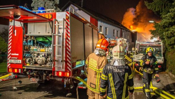 Acht Feuerwehr bekämpften in der Nacht auf Montag in Großfeuer in Gewerbehalle.