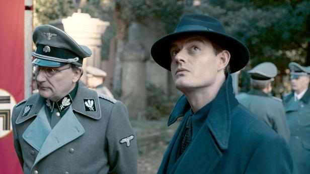 Der britische Polizist Archer (Sam Riley) ist von Nazis umgeben.