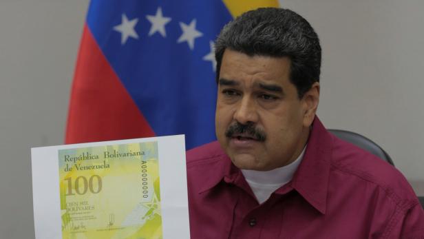 Venezuelas Präsident Nicolas Maduro zeigt die 100.000-Bolivar-Banknote