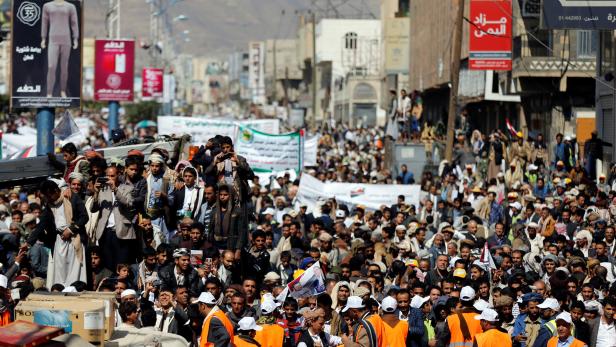 Supporters of the Houthi movement demonstrate against the closure of Yemen&#039;s ports by the Saudi-led coalition in Sanaa, Yemen November 13, 2017. REUTERS/Khaled Abdullah
