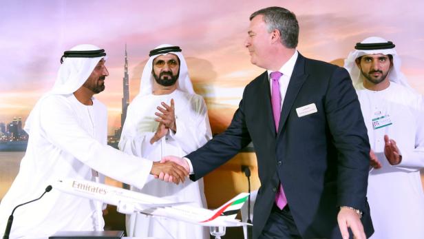 Es ist ein unerwarteter Rückschlag für Airbus: Die arabische Fluggesellschaft Emirates hat auf der Dubai Air Show beim US-Konkurrenten Boeing Flugzeuge im Wert von 15 Mrd. Dollar (12,87 Mrd. Euro) bestellt.