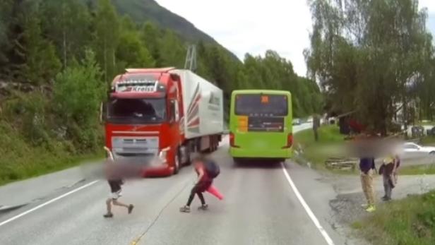 Schock-Video: Kind beinahe von Lkw überfahren