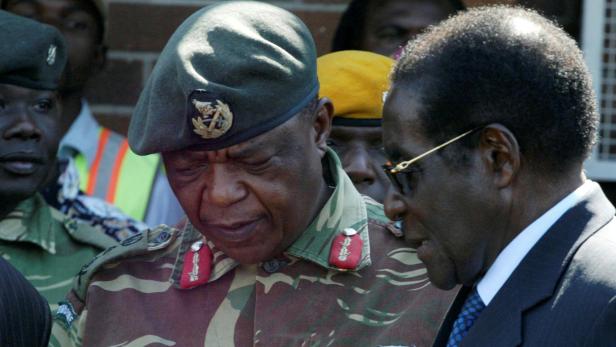 General Constantino Chiwenga und Diktator Robert Mugabe im Jahr 2008