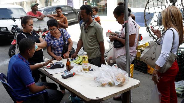 Wegen der Hyperinflation kassieren sogar Straßenhändler bargeldlos