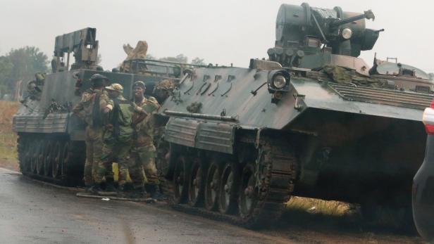 Soldaten und gepanzerte Fahrzeuge außerhalb Harares