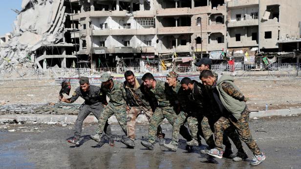 SDF-Kämpfer feiern die Befreiung Raqqas vom IS