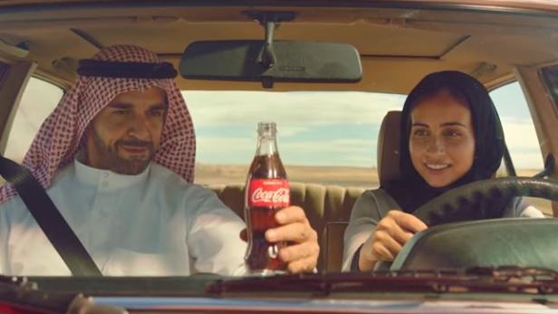 Coca-Cola-Werbung zeigt Frau am Steuer