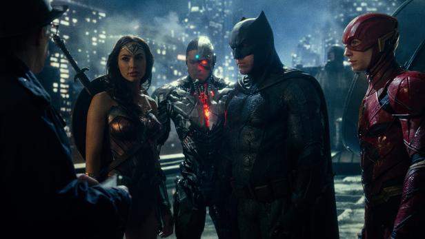 Gal Gadot als Super Woman, Ben Affleck als Batman, Flash (re.): &quot;Justice League&quot;
