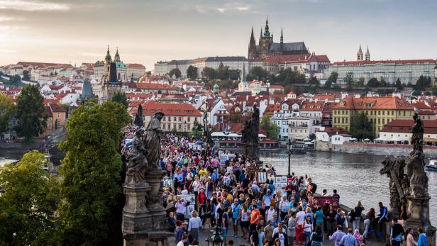 Andrang auf der Karlsbrücke in Prag – östliche Nachbarn sind im Aufwind