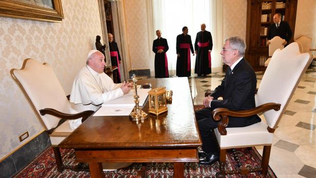 Papst Franziskus empfing Van der Bellen in seiner Privatbibliothek.