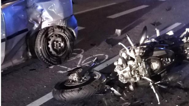 19-jähriger Motorradlenker prallte gegen einen wendenden Pkw.