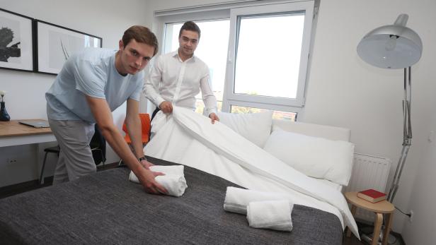 Neue Branche, neue Geschäftsformen: Die WU-Studenten Vlad Tirkur und Eugen Korbut bieten an, fremde Airbnb-Wohnungen zu verwalten.