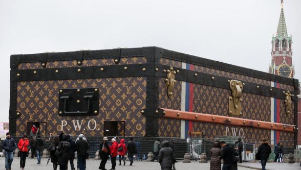 Ein riesiger Louis Vuitton Koffer steht auf dem Roten Platz in Moskau.