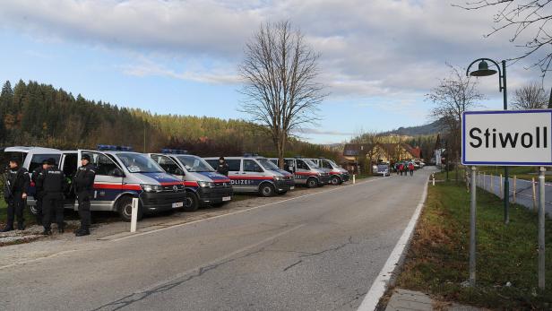 Mehrere Mannschaftswagen der Polizei stehen in Stiwoll am Straßenrand.
