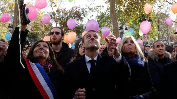 Macron mit seiner Frau Brigitte bei einer Gedenkfeier