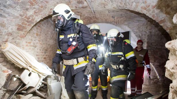Aus dem Keller mussten die Rettungskräfte die Verletzten bergen
