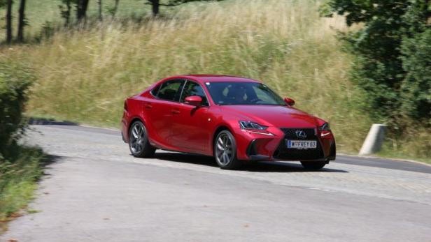 Lexus IS300h im Test: Viel Leistung, wenig Strom