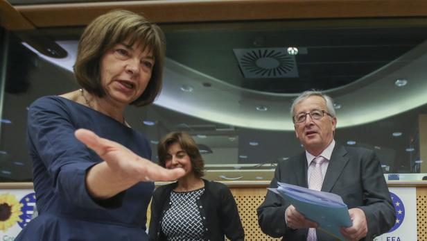 Corinna Ullrich gestikuliert neben Jean-Claude Juncker bei einer Veranstaltung.