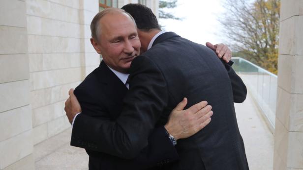 Freundschaftliche Umarmung zwischen Putin und Assad.