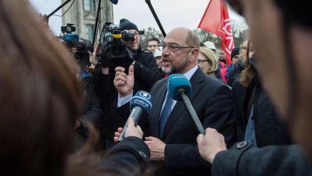 SPD-Chef Martin Schulz mit protestierenden Siemens-Mitarbeitern