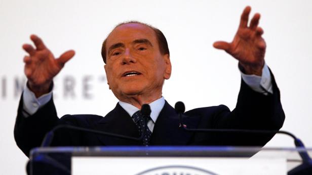 Berlusconi ist wieder da – wenn auch nicht in offizieller Funktion.