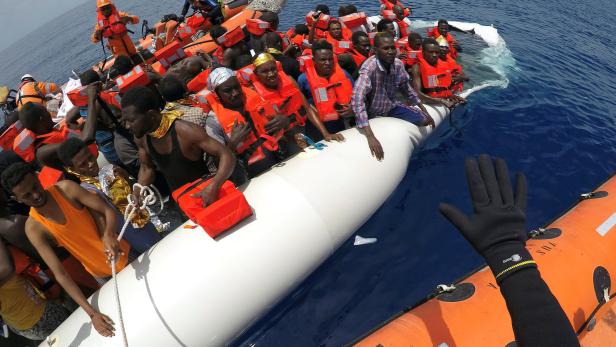 Flüchtlinge auf Schlauchbooten