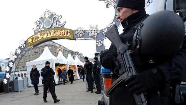 Nach dem Anschlag in Berlin sicherten Polizisten Weihnachtsmärkte in ganz Deutschland.