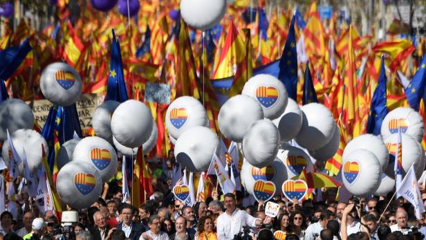 Proteste für einen Verbleib Kataloniens bei Spanien und in der EU.