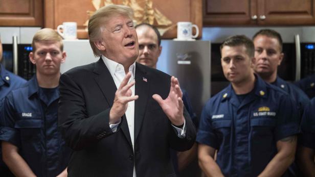 Präsident Trump vor Mitgliedern der US-Küstenwache