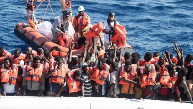Menschen flüchten über die europäische Südgrenze im Mittelmeer.