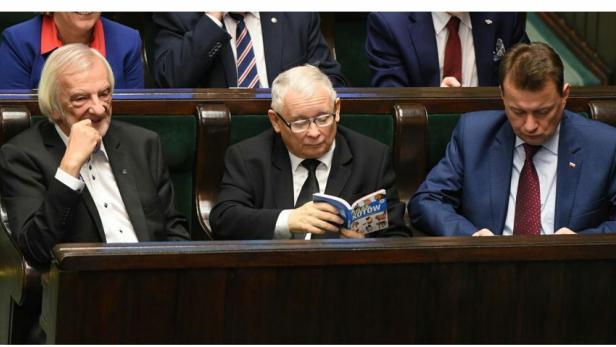 Kaczyński liest Katzenbuch im Parlament