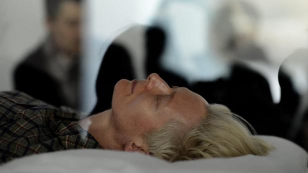 epa03640604 British actress Tilda Swinton takes part in a performance called &#039;The Maybe&#039; at The Museum of Modern Art (MOMA) in New York, New York, USA, 25 March 2013. Swinton lies sleeping in a glass box for the duration of a working day. There is no published schedule for her appearance. Swinton first performed &#039;The Maybe&#039; at the Serpentine Gallery in London, in 1995. EPA/ANDREW GOMBERT
