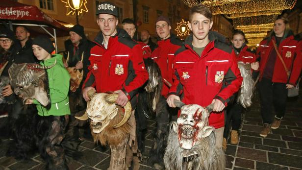 Die Teilnehmer marschierten in Fell, aber unmaskiert