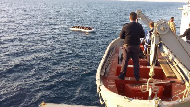 Libysche Küstenwache fängt ein Migranten-Boot ab, Symbolbild