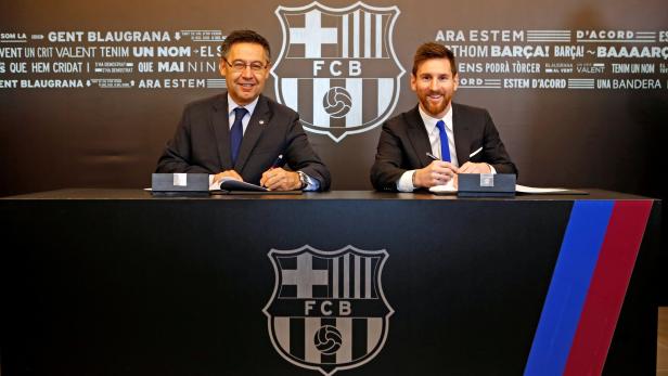 Wertvolle Handarbeit: Messi mit Barcelona-Präsident Bartomeu