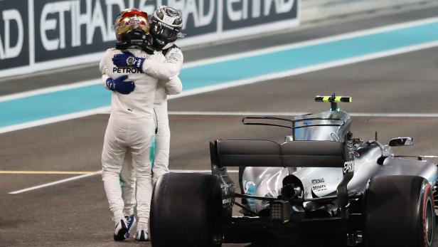 Show der Silberpfeil-Piloten: Weltmeister Hamilton gratulierte Sieger Bottas.