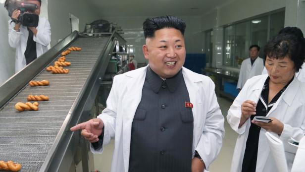 Kim Jong-un bei einem Fabrikbesuch - ein beliebtes Fotomotiv in Nordkorea.