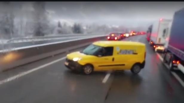 Ein Lkw-Fahrer filmte, wie die Postlerin in der Rettungsgasse reversiert