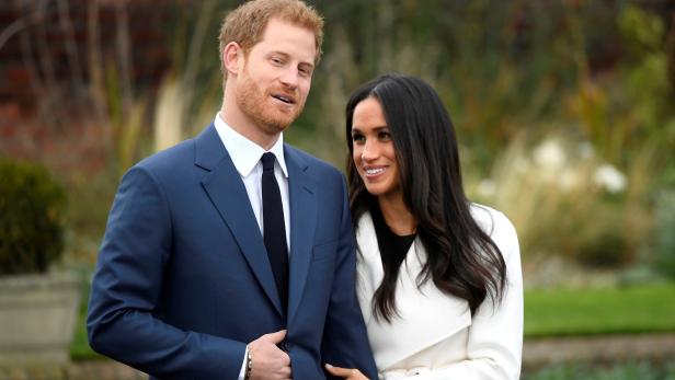 Nachdem der britische Palast Prinz Harrys und Meghan Markles Verlobung am Montagmorgen publik gemacht hatte, präsentierten sich die beiden nun den Fotografen im Garten des Kensington Palastes im Rahmen eines offiziellen Fotoshootings.