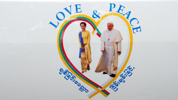 Das Motto des Besuchs bei Aung San Suu Kyi (li.) ist &quot;Liebe und Frieden&quot;